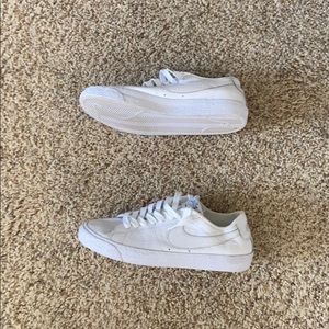 Nike shoes  men size 9 white